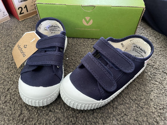 Brand New Quality Victoria Organic Cotton Sneakers - Size 1 Youth