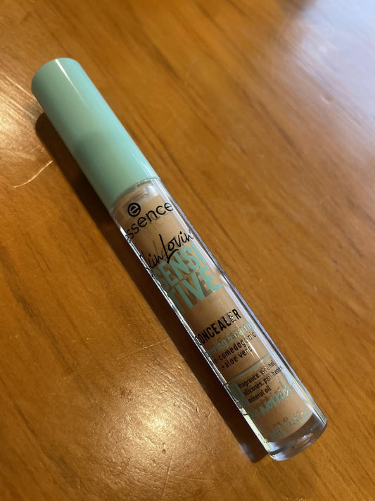 Essence Skin Lovin’ Sensitive Concealer - 25 Medium Olive