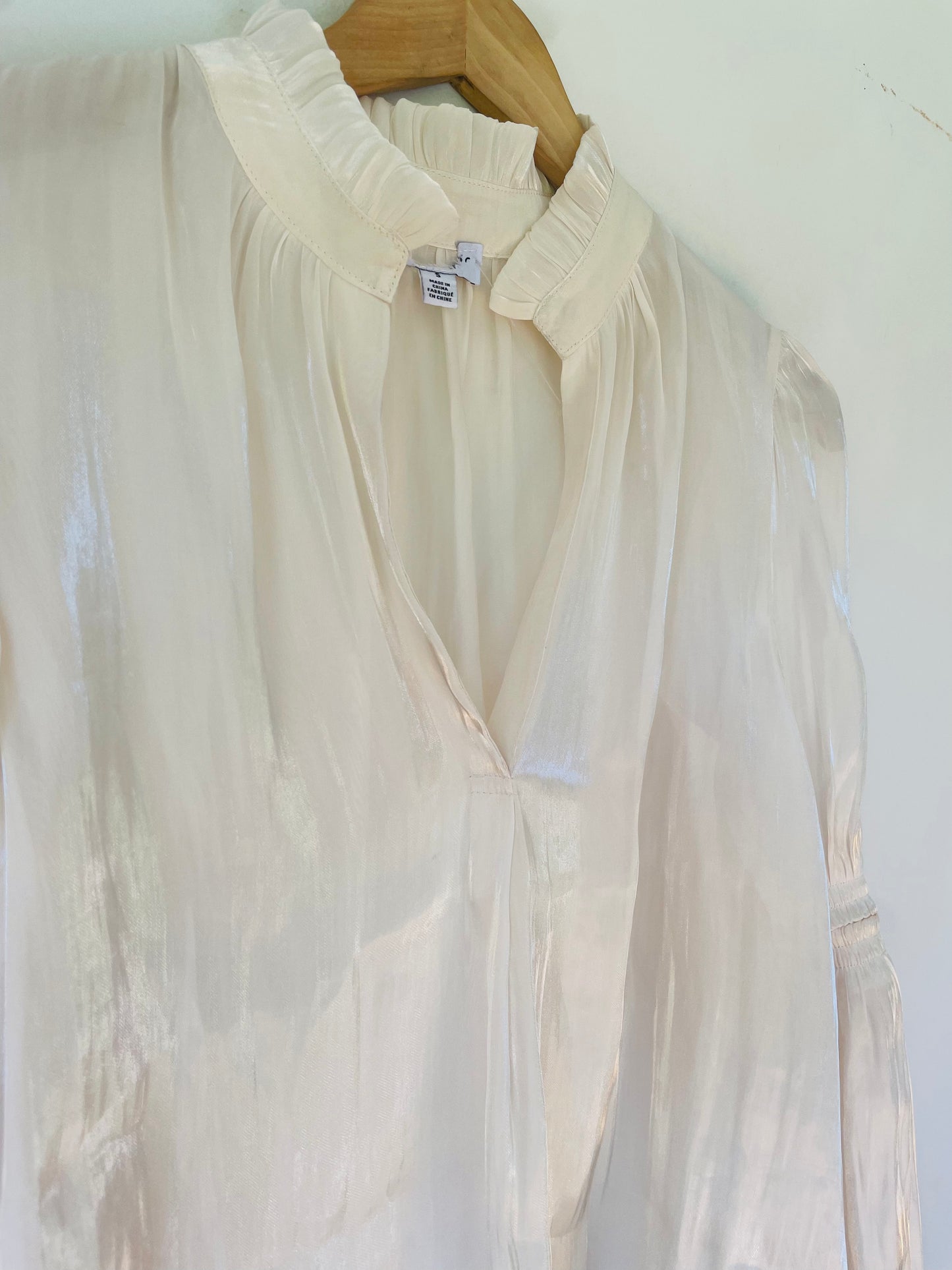 *B. New Cut Label Branded Clothing Clearance* BRAND UNKNOWN Size S Long Sleeve Shimmer Top