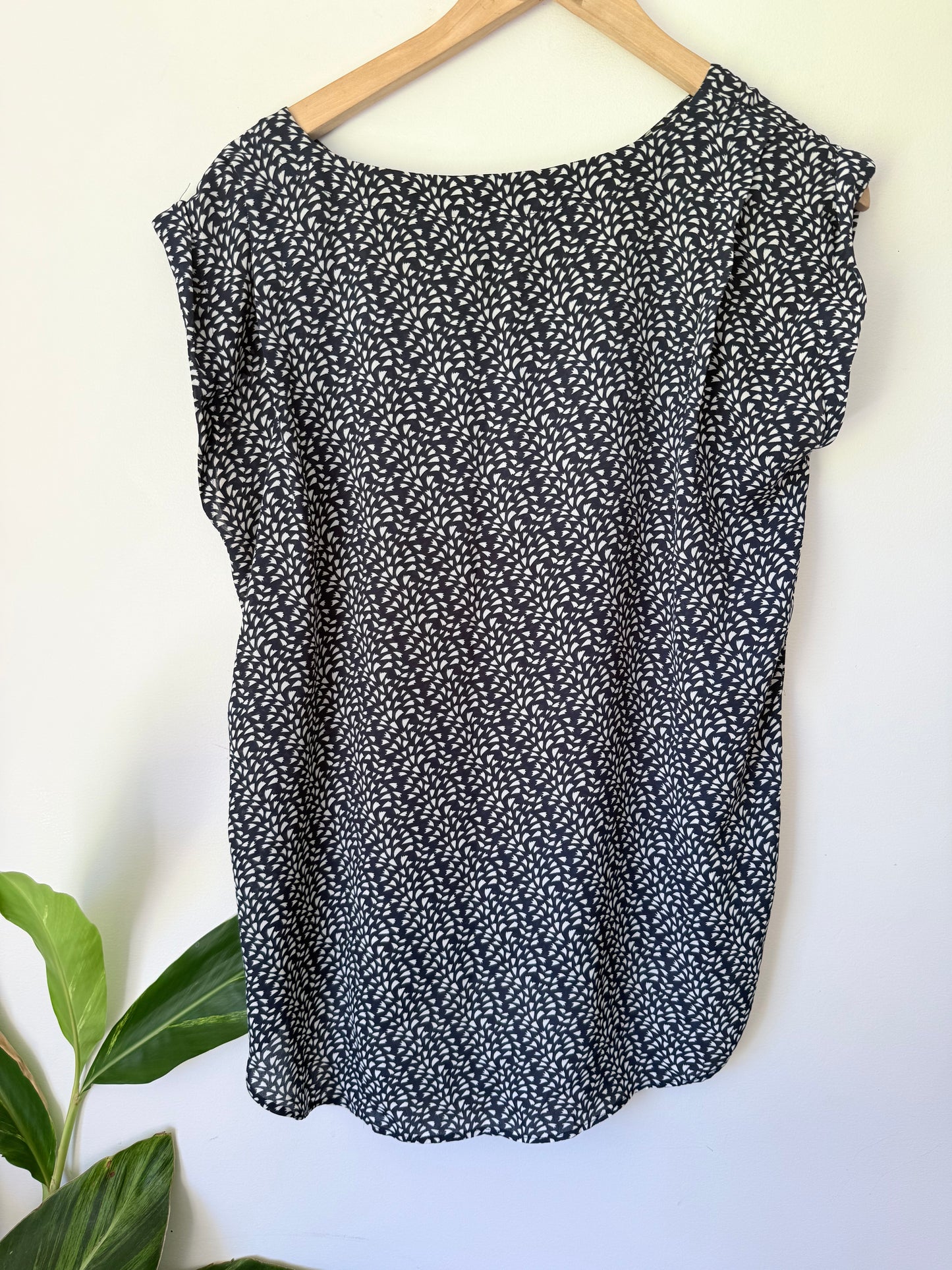 Glassons Size 10 Navy & White Sheer Blouse