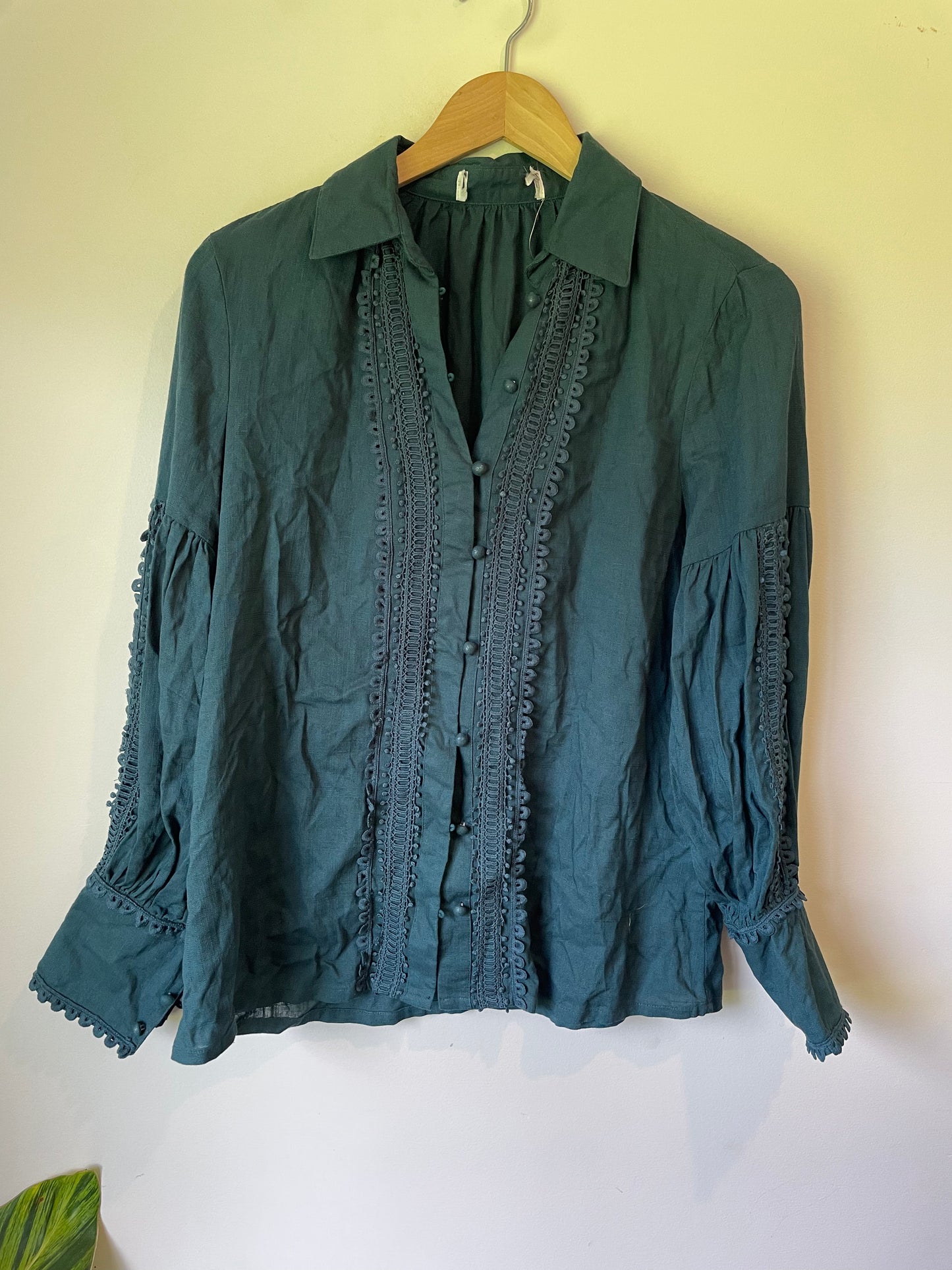 *B. New Cut Label Branded Clothing Clearance* BRAND UNKNOWN Size  S Rayon / Linen Blouse