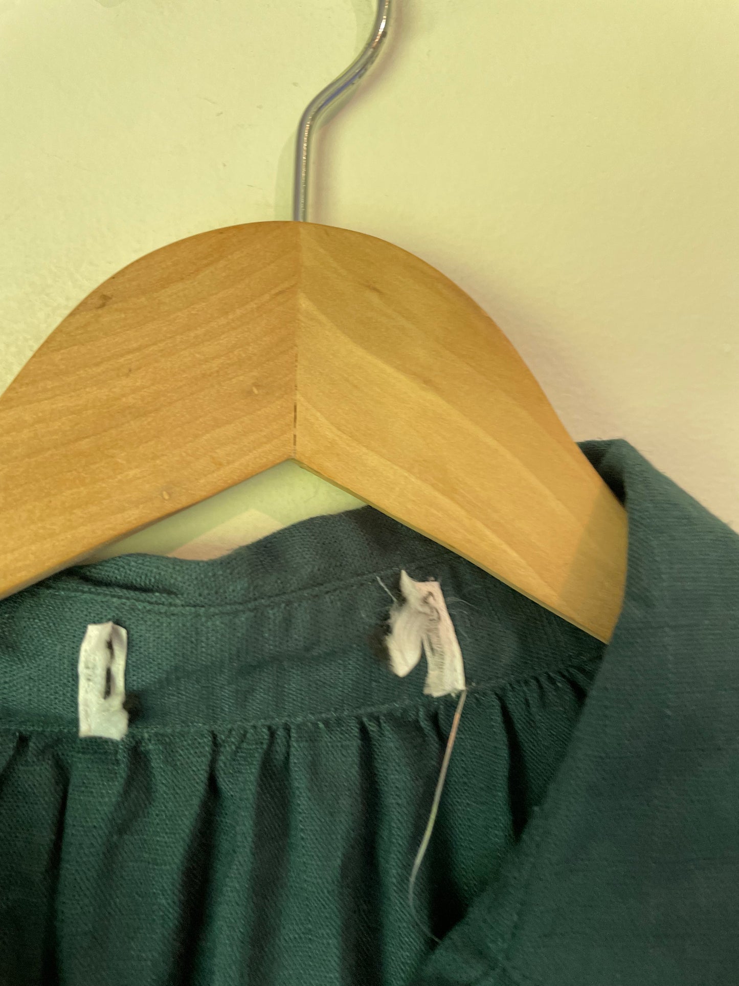 *B. New Cut Label Branded Clothing Clearance* BRAND UNKNOWN Size  S Rayon / Linen Blouse