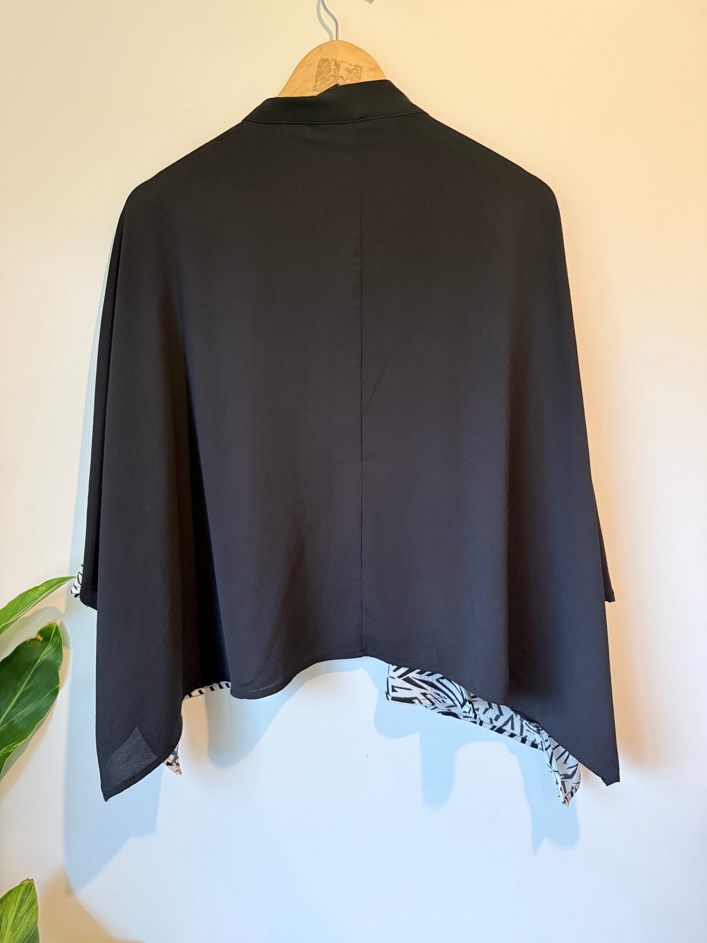 Virtuelle Size S-M Batwing Abstract Print Open Cardigan